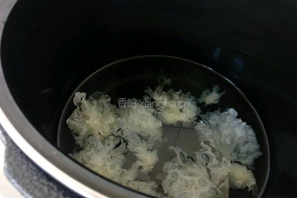 南瓜银耳羹的做法图解3