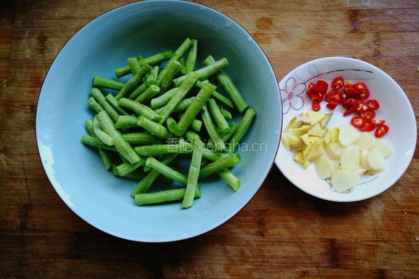 干煸豇豆炒肉片的做法图解1