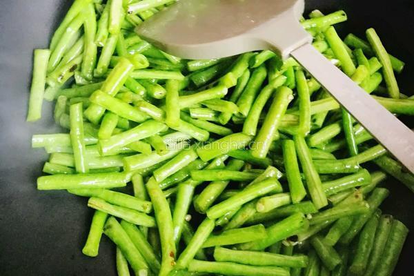 干煸豇豆炒肉片的做法图解6
