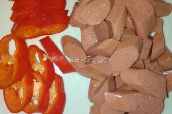 甜椒豆芽炒鸡肉肠的做法图解1