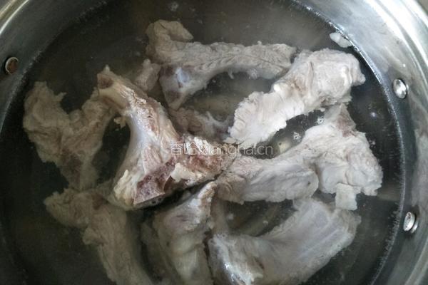 酸辣拌排骨的做法图解2