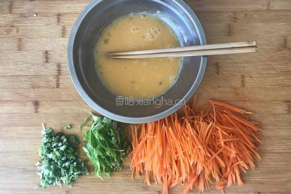 胡萝卜丝炒鸡蛋的做法图解1