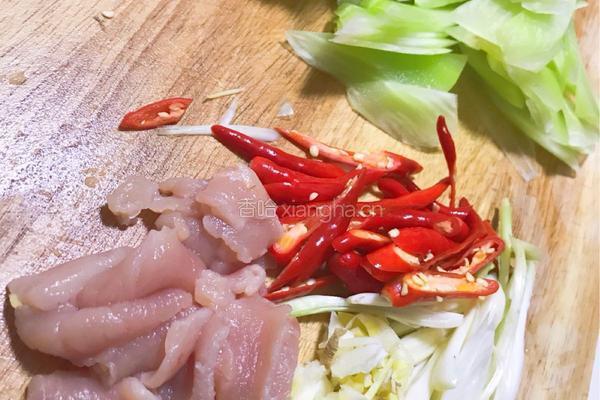 莴笋炒肉片的做法图解1