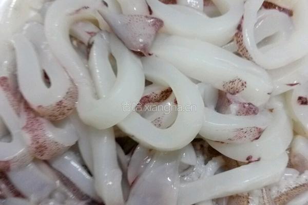 荷兰豆炒鱿鱼的做法图解1