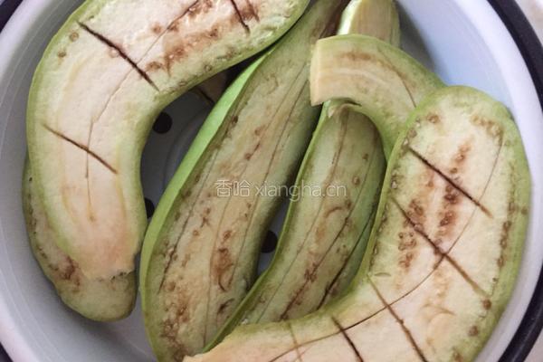 蒜末蒸茄子的做法图解1