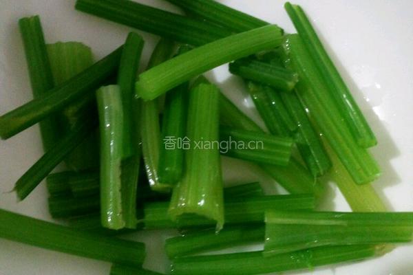 凉拌芹菜的做法图解6