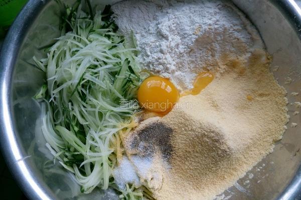 玉米面黄瓜丝鸡蛋饼的做法图解3