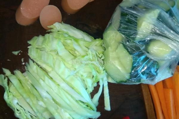 素菜炒腊肠的做法图解1