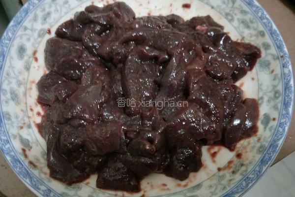 芹菜炒猪肝的做法图解1