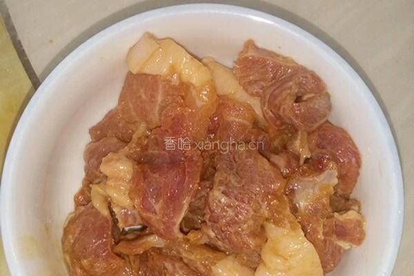 尖椒炒肉的做法图解1