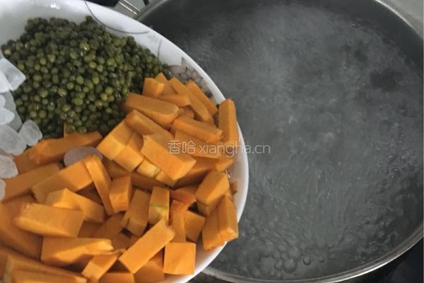 南瓜绿豆汤的做法图解2