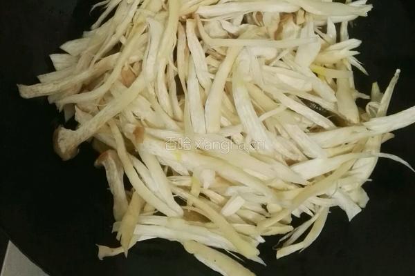 杏鲍菇炒腊肠的做法图解5