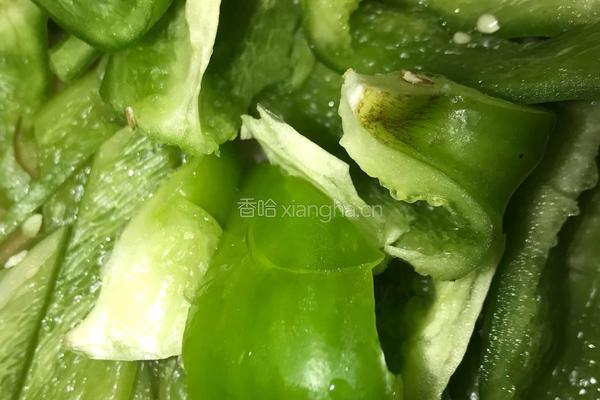柿子椒炖肉的做法图解1