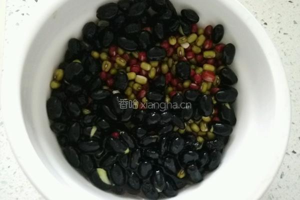 三豆汤的做法图解1