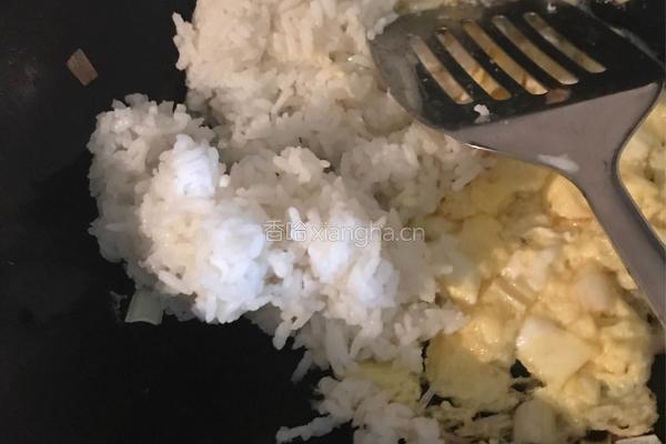 鸡蛋炒米饭的做法图解2