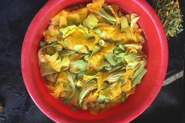 爆炒南瓜花的做法图解2