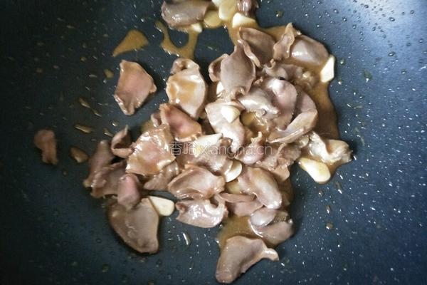 鸭胗炒毛豆的做法图解7