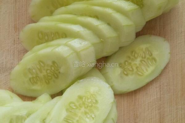 白糖冰镇黄瓜的做法图解1