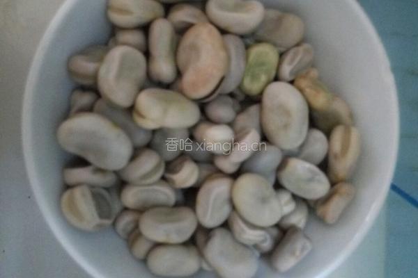 韭菜胡豆（蚕豆）的做法图解1
