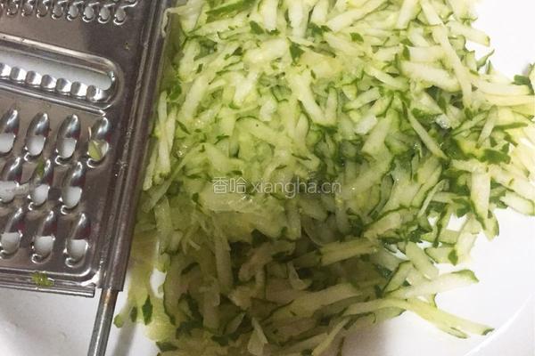青瓜拌香菜的做法图解2