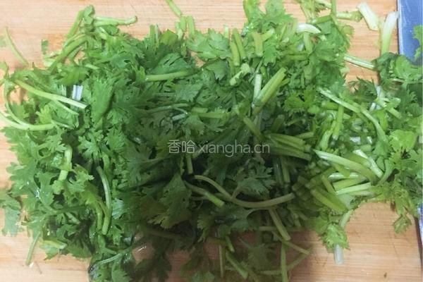 青瓜拌香菜的做法图解3