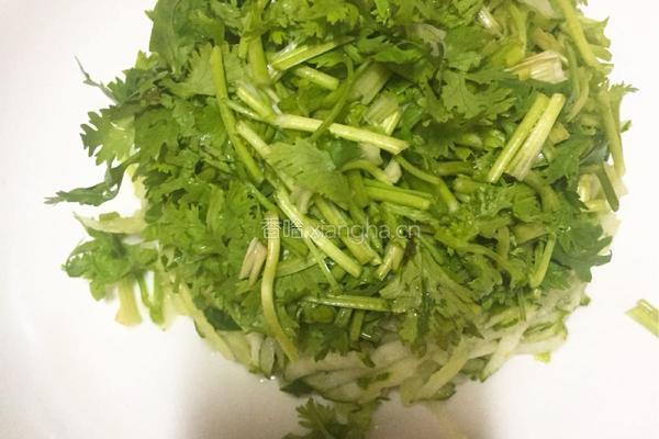 青瓜拌香菜的做法图解5