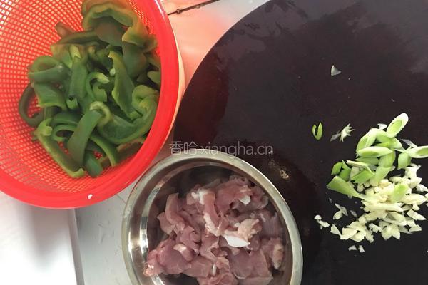 青椒炒肉的做法图解1
