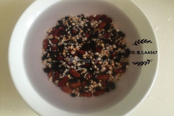 杂粮粥的做法图解2