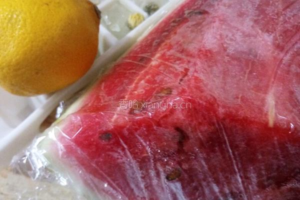 柠檬菊花冰格西瓜饮品的做法图解1