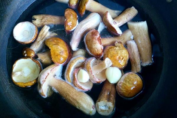 青椒炒野生菌的做法图解4