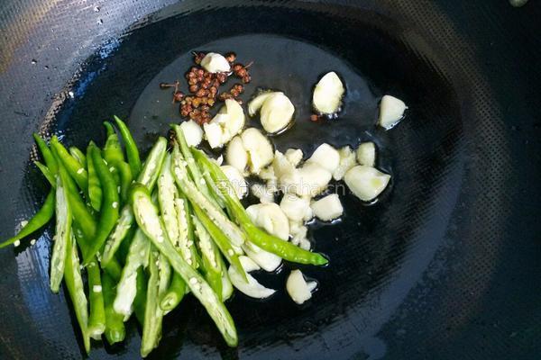 青椒炒野生菌的做法图解7