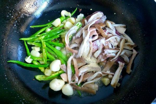 青椒炒野生菌的做法图解9
