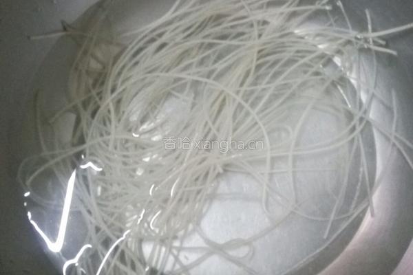 鸡大腿鸡肝炖粉条的做法图解1