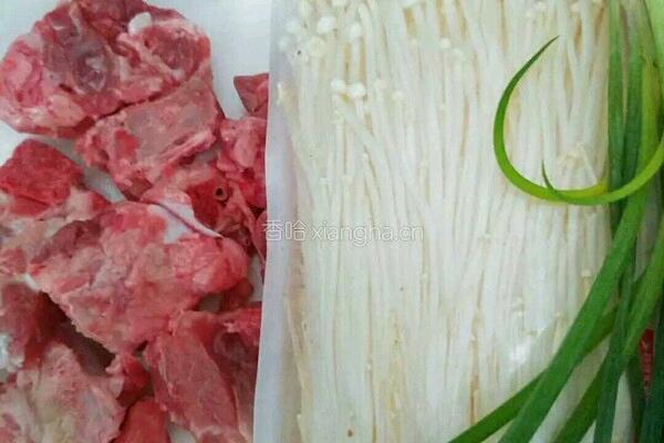 排骨金针菇汤的做法图解1