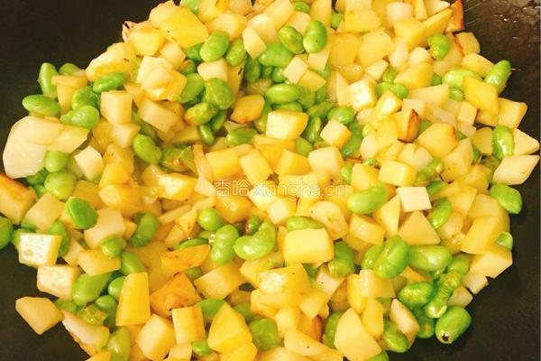 土豆丁炒毛豆子的做法图解5