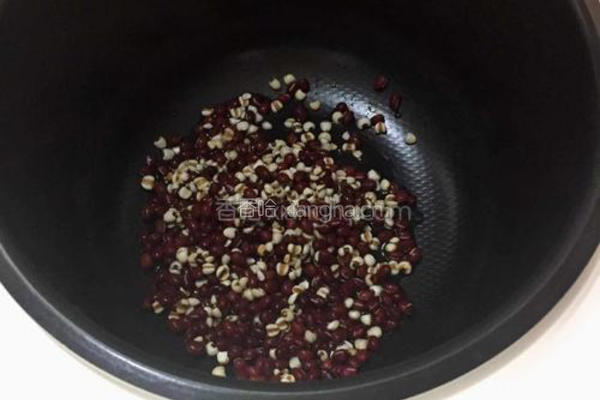 红豆薏米粥的做法图解2