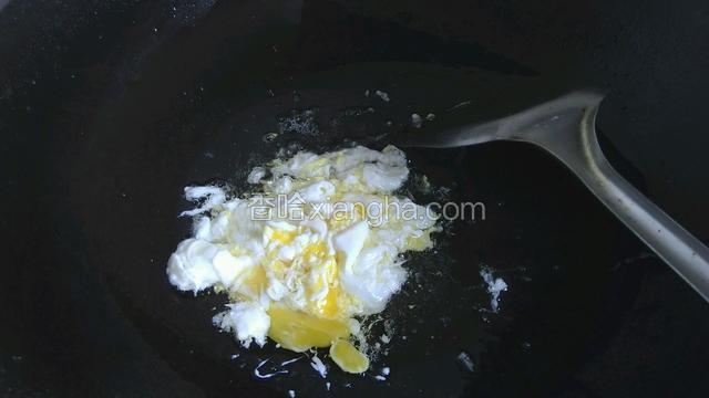 热锅凉油，直接磕入鸡蛋炒碎。