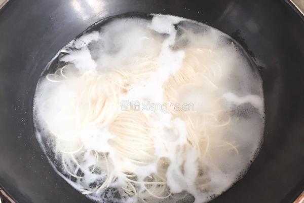 香菇木耳黄花菜面的做法图解3