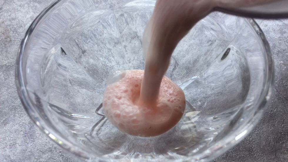 草莓酸奶倒入杯中