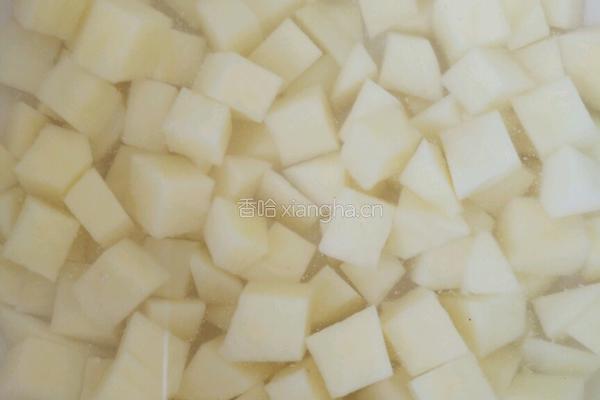 土豆咖喱鸡块方便面的做法图解1