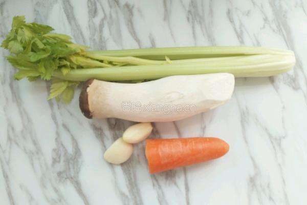西芹杏鲍菇的做法图解1