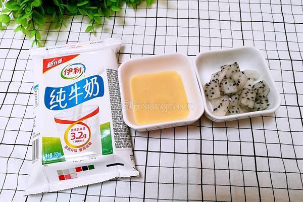 火龙果炼乳沙冰的做法图解1