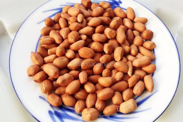 卤水花生米的做法图解1