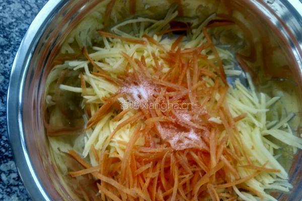 土豆胡萝卜丝饼的做法图解2