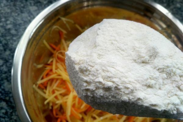 土豆胡萝卜丝饼的做法图解4