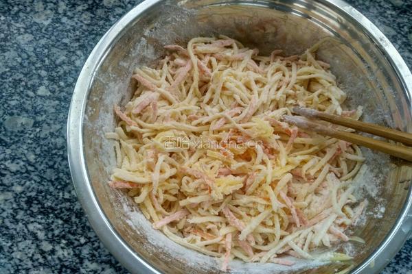土豆胡萝卜丝饼的做法图解5