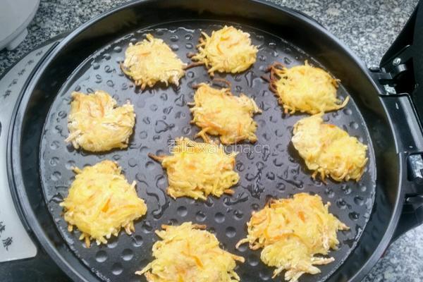 土豆胡萝卜丝饼的做法图解9
