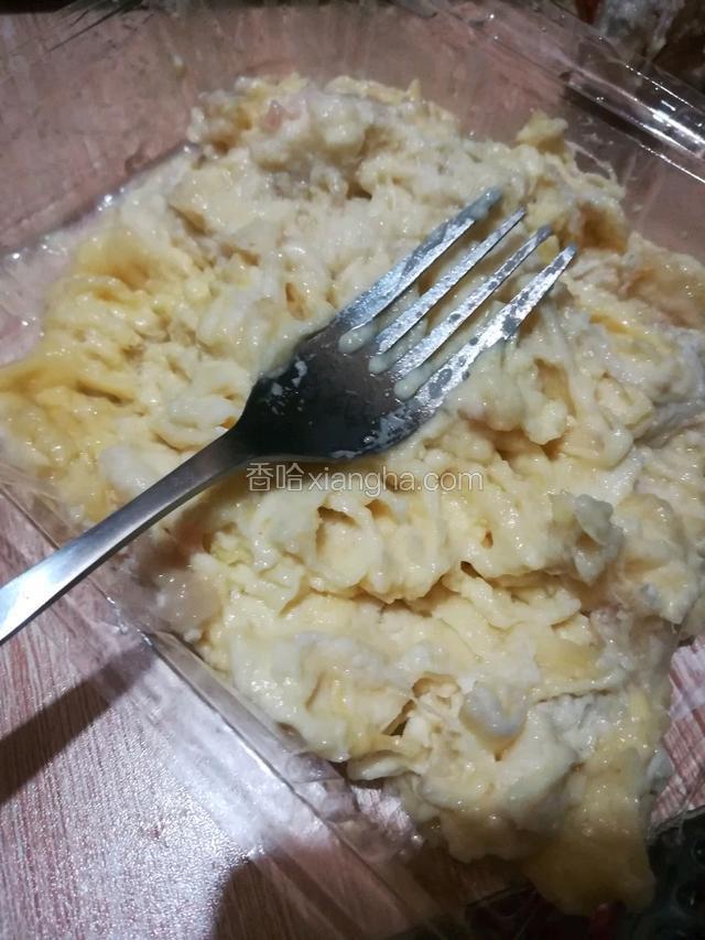 榴莲用勺子捣成泥