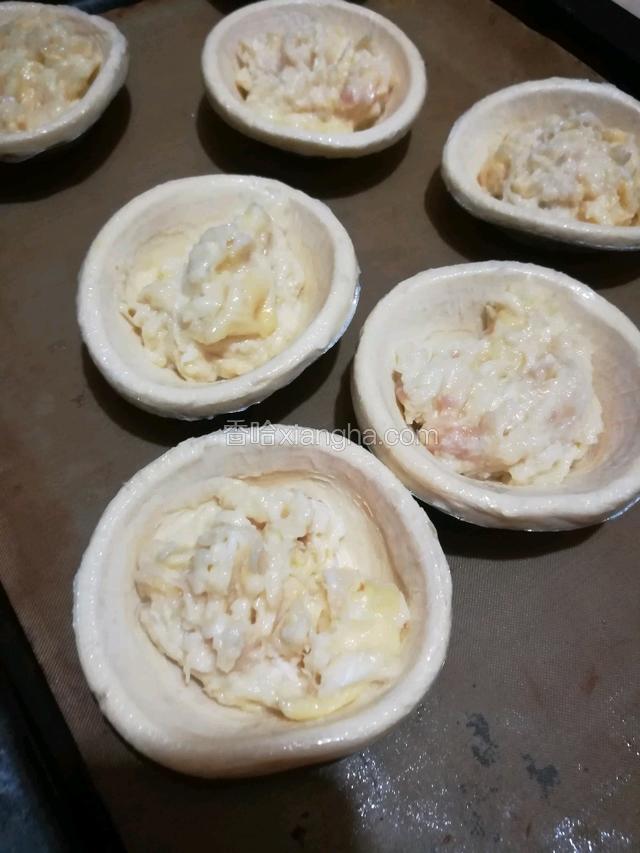 把榴莲泥放进暖化好的蛋挞皮里