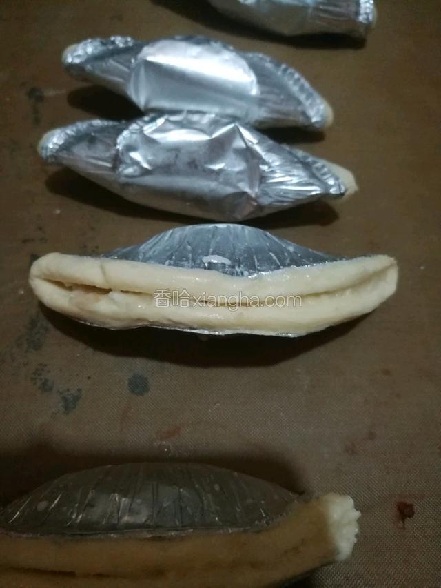 连锡纸俩头捏住放烤盘里，烤箱提前预热